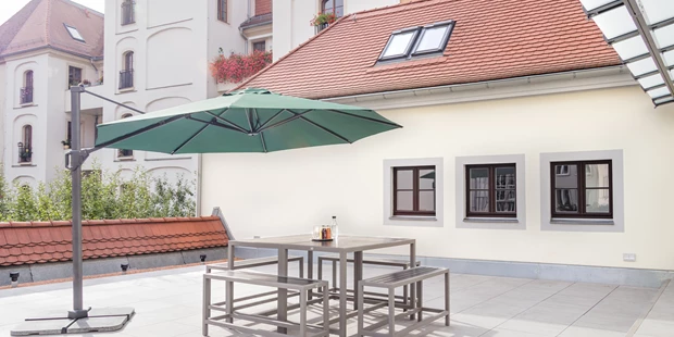 Tagungshotels - Beamer und Leinwand - Kleine Pause auf der Sonnenterrasse - Pretzel1724 Meetingspace and Terrace