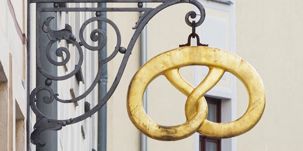 Tagungshotels - Beamer und Leinwand - Die goldene Brezel - das weithin sichtbare Aushängeschild - Pretzel1724 Meetingspace and Terrace