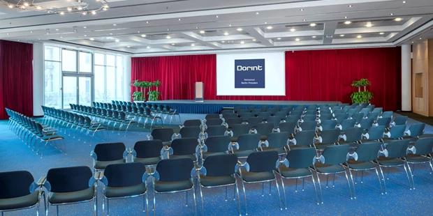 Tagungshotels - Beamer und Leinwand - Dorint Hotel Potsdam - F1-3 - Tagungsraum für bis zu 710 Personen - Dorint Hotel Potsdam