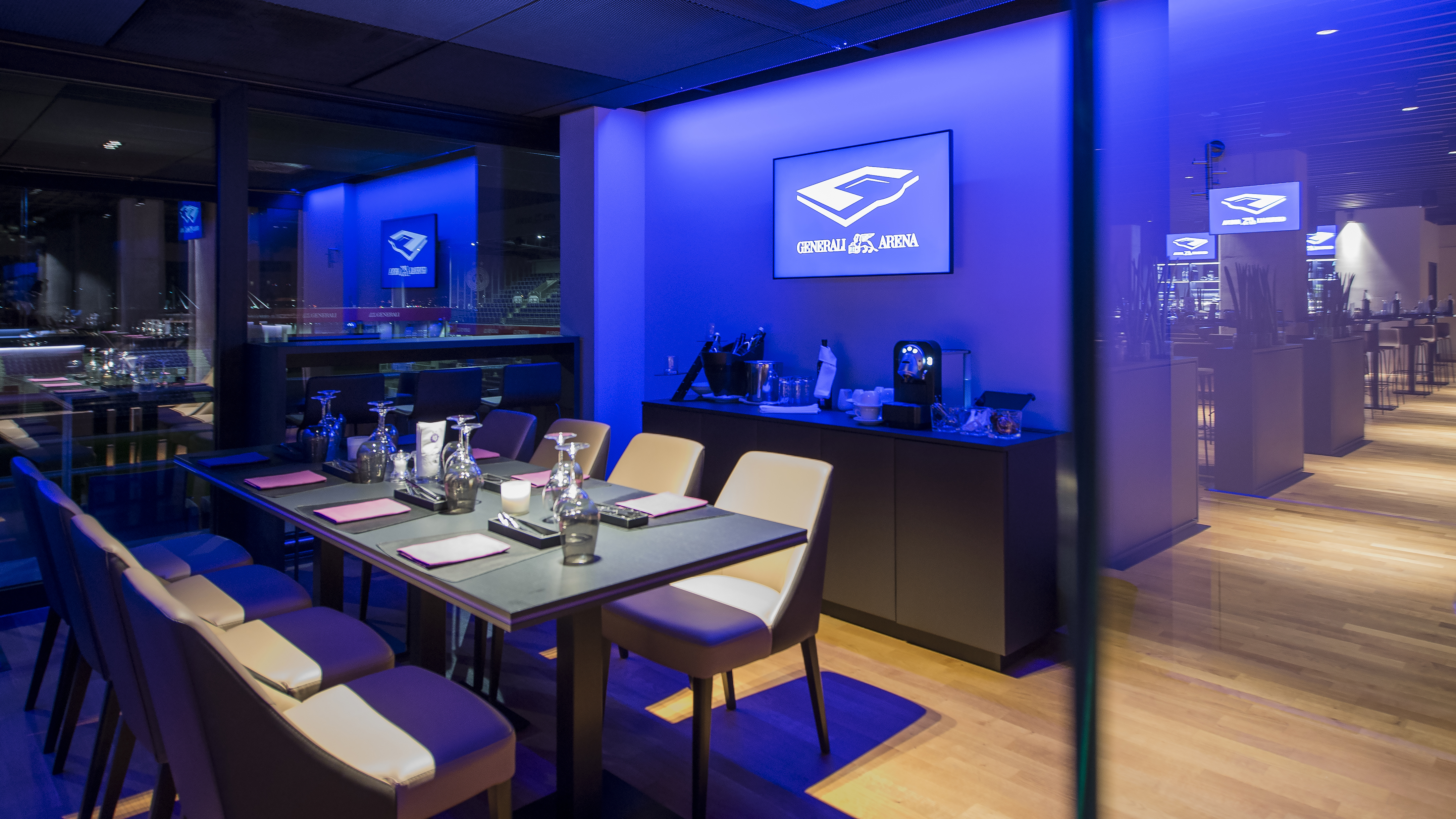 Tagungshotels - Kultur-Incentive: Theater - unsere ca. 20m² großen Logen (14 pro Ebene) können als Break-Out Räume genützt werden, mit unseren flexiblen Glasfaltwänden können sie aber auch in die Festsäle integriert werden.  - Generali-Arena