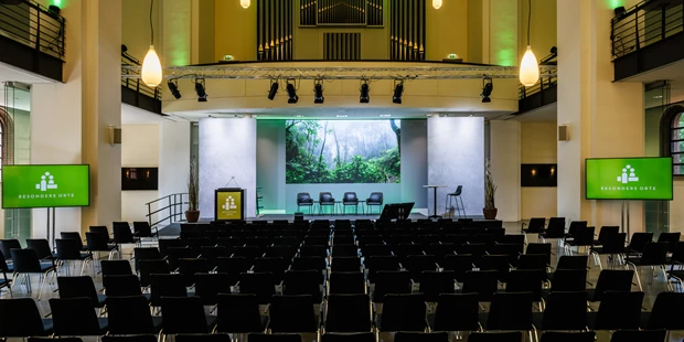 Tagungshotels - Beamer und Leinwand - Saal im Umweltforum mit moderner LED Wall - Umweltforum