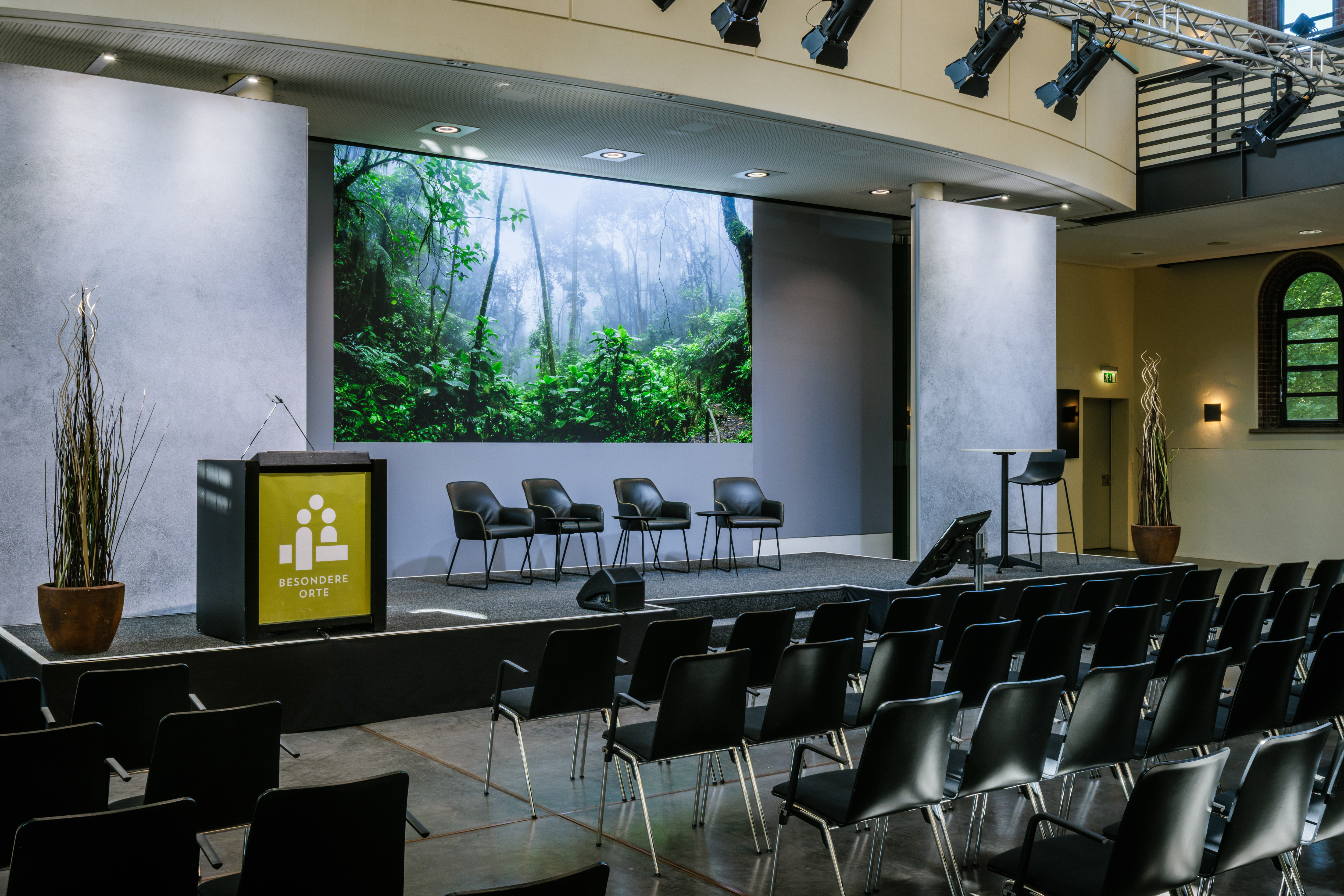 Tagungshotels - Portier: kein Portier - Seitliche Ansicht auf die bestuhlte Bühne mit moderner LED Wall - Umweltforum