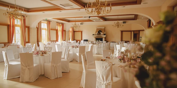Tagungshotels - Beamer und Leinwand - Festlich gedeckte Tafel im Festsaal - Weinschloss Thaller