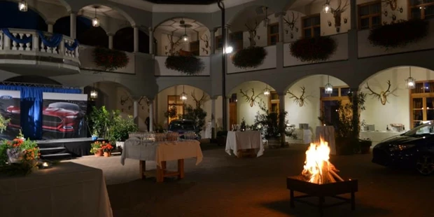 Tagungshotels - Beamer und Leinwand - Produktpräsentation im Innenhof des Weinschlosses - Weinschloss Thaller
