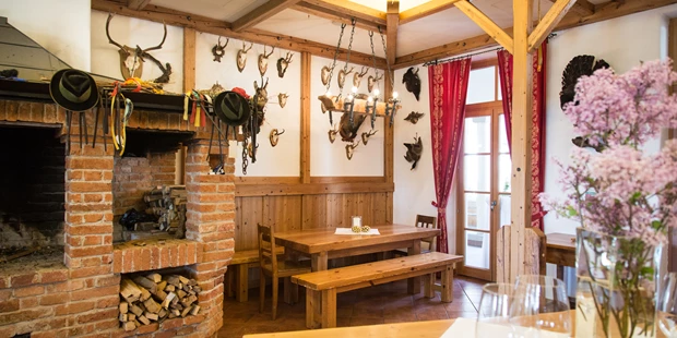 Tagungshotels - Beamer und Leinwand - Verkostungsstube in der Greißlerei des Weinschlosses - Weinschloss Thaller