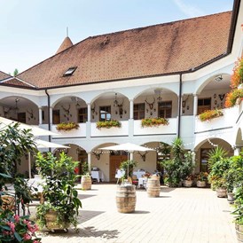 Seminarraum: Innenhof des Weinschlosses im Sommer - Weinschloss Thaller