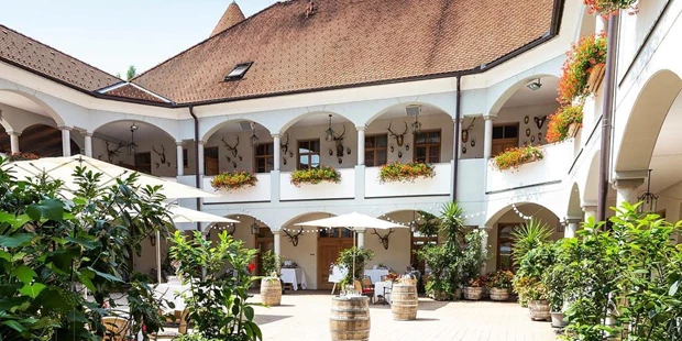 Tagungshotels - Beamer und Leinwand - Innenhof des Weinschlosses im Sommer - Weinschloss Thaller