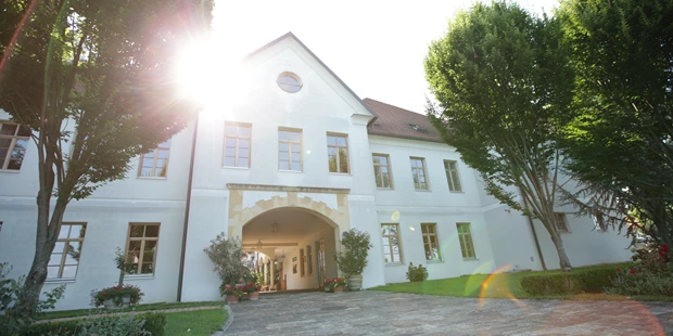 Tagungshotels - Beamer und Leinwand - Eingang des Weinschlosses - Weinschloss Thaller