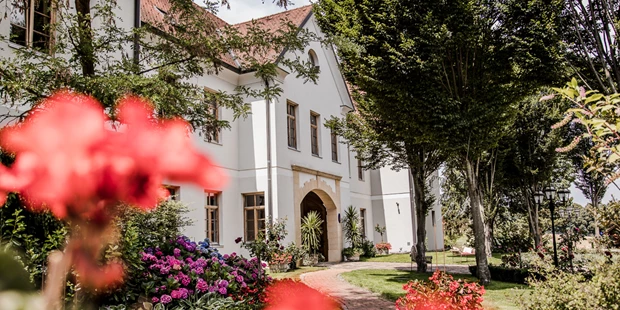 Tagungshotels - Beamer und Leinwand - Eingang Weinschloss mit Schlossgarten - Weinschloss Thaller