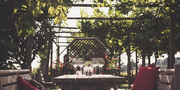 Tagungshotels - Beamer und Leinwand - Buschenschank-Terrasse mit Blick zur Riegersburg - Weinschloss Thaller