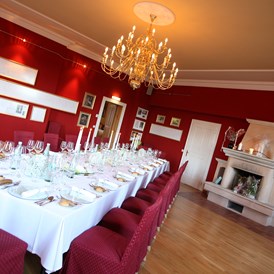 Seminarraum: Roter Salon mit festlicher Tafel i mWeinschloss - Weinschloss Thaller