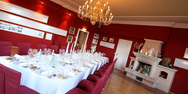 Tagungshotels - Beamer und Leinwand - Roter Salon mit festlicher Tafel i mWeinschloss - Weinschloss Thaller