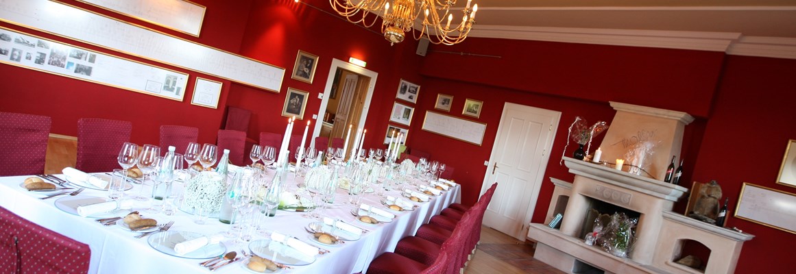 Seminarraum: Roter Salon mit festlicher Tafel i mWeinschloss - Weinschloss Thaller