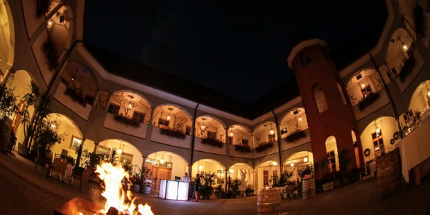 Tagungshotels - Beamer und Leinwand - Innenhof des Weinschlosses - Weinschloss Thaller