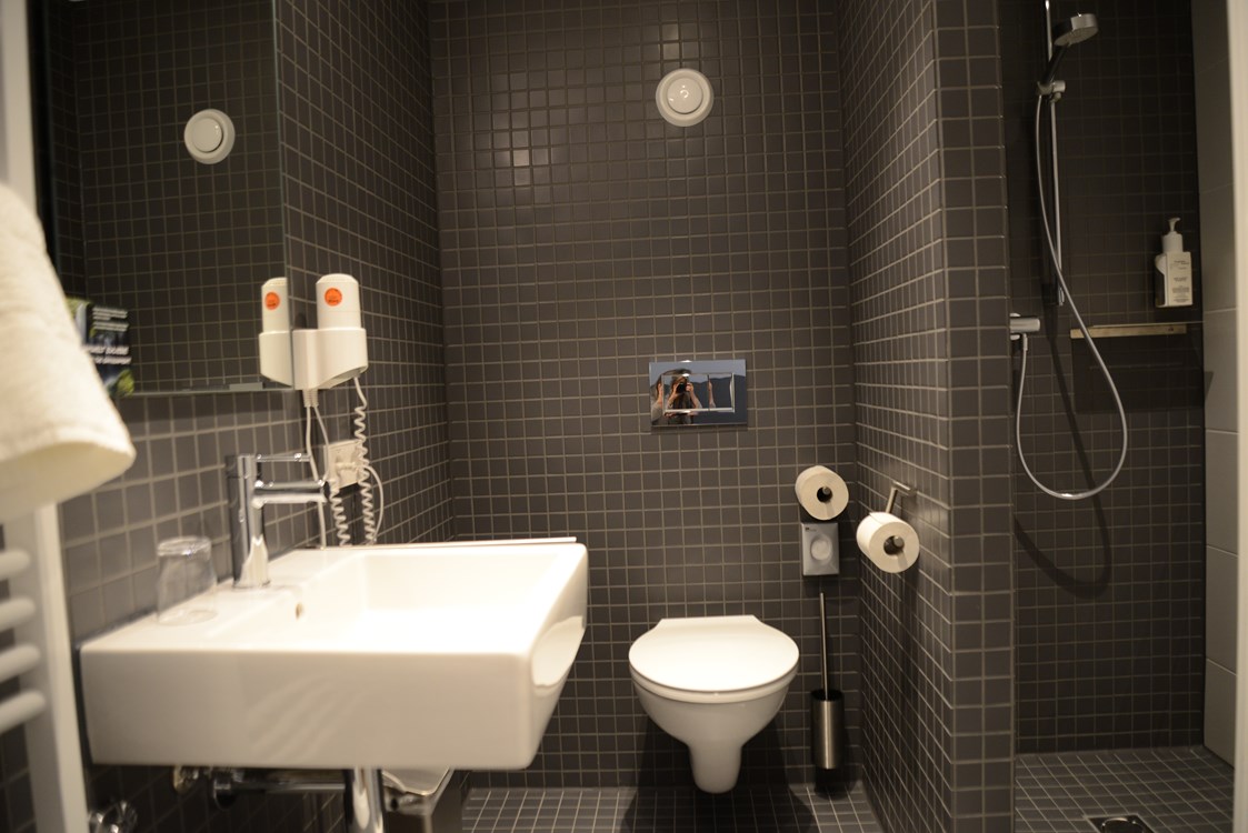 Seminarraum: Bad und Toilette - Tagungszentrum & Hotel Ev. Tagungsstätte Bad Boll