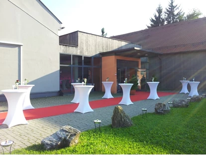 Tagungshotels - Portier: kein Portier - Foyer Vorplatz mit rotem Teppich + hauseigenen runden Stehtischen mit Hussen + Feuerschalen - Seifenfabrik Veranstaltungszentrum