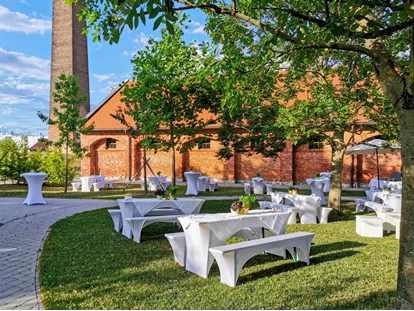 Tagungshotels - Portier: kein Portier - Garten bei Fachwerkhalle mit Biertischgarnituren mit Hussen + Stehtischen mit Hussen - Seifenfabrik Veranstaltungszentrum