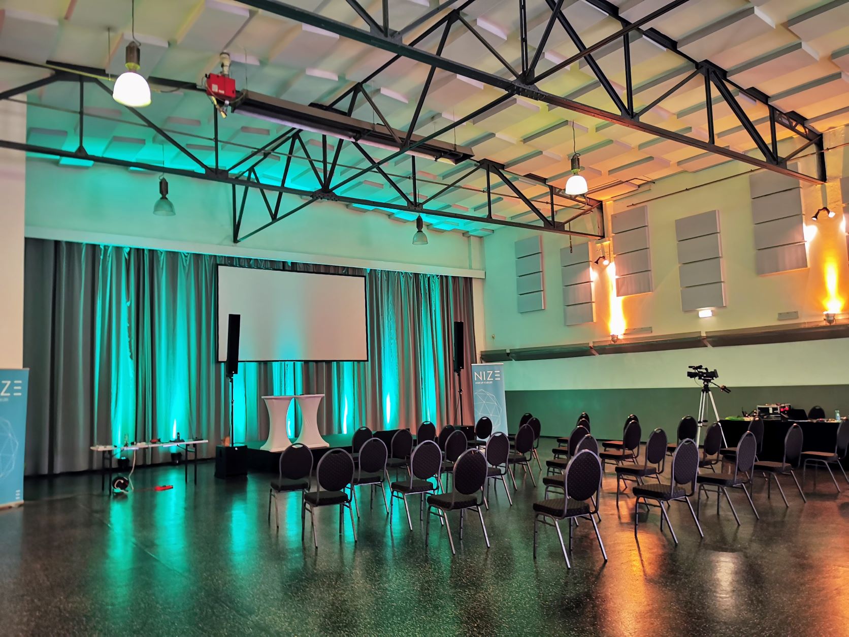 Seminarraum: Markthalle mit Reihenbestuhlung + kleiner Bühne + div. Technik + Ambientelicht - Seifenfabrik Veranstaltungszentrum