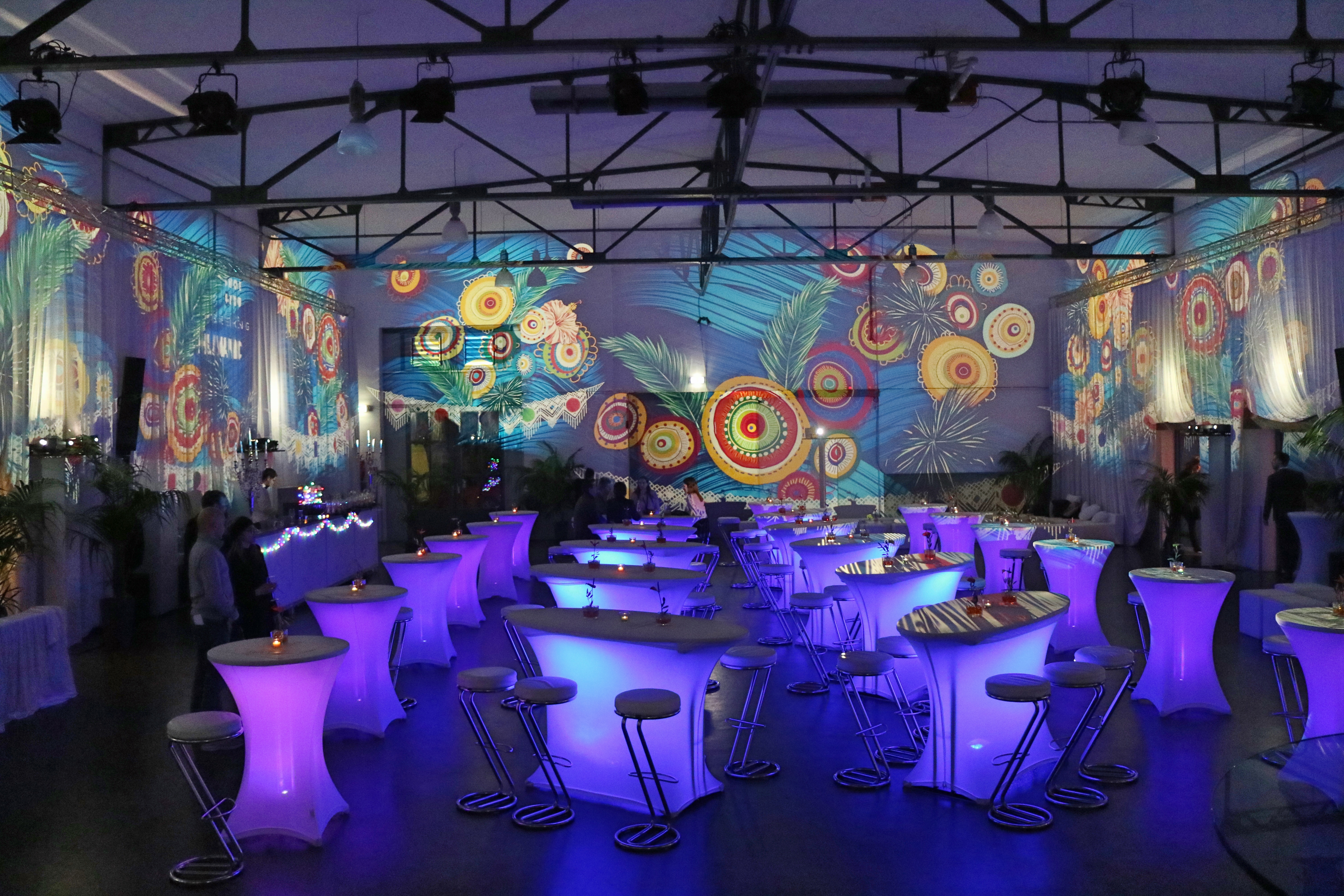 Seminarraum: Markthalle mit Projektionen von OchoReSotto + ovalen und runden Stehtischen mit Hussen + Barhockern + Barelementen - Seifenfabrik Veranstaltungszentrum