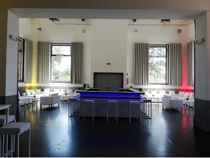 Tagungshotels - Portier: kein Portier - Heizhaus mit Bar + div. Loungemöbeln + eckigen Stehtischen mit Barhockern + Ambientelicht - Seifenfabrik Veranstaltungszentrum