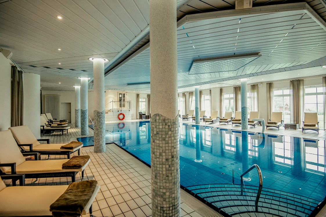 Seminarraum: Indoorpool mit Salzwassergehalt - Hotel Bornmühle