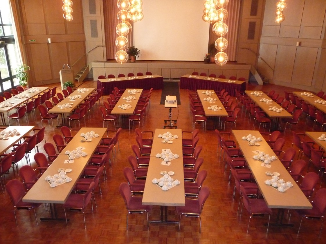 Seminarraum: Konferenzbestuhlung mit langen Tafeln - Potpourri - die Eventgastronomie im Kurhaus