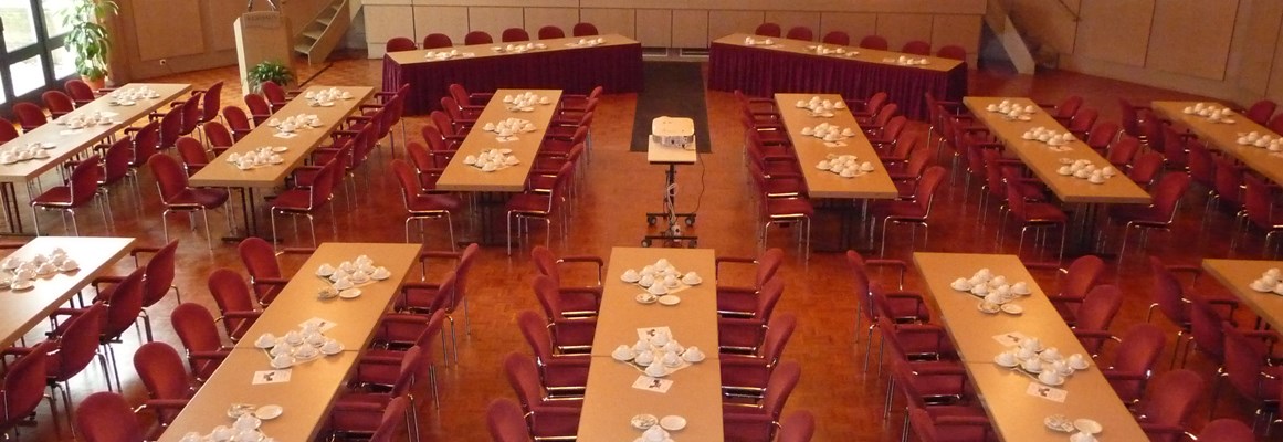 Seminarraum: Konferenzbestuhlung mit langen Tafeln - Potpourri - die Eventgastronomie im Kurhaus