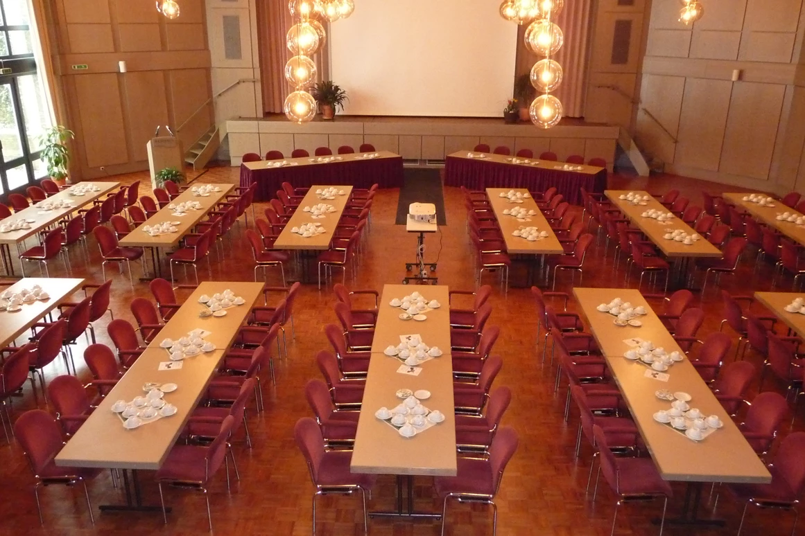 Seminarraum: Konferenzbestuhlung mit langen Tafeln - Potpourri - die Eventgastronomie im Kurhaus