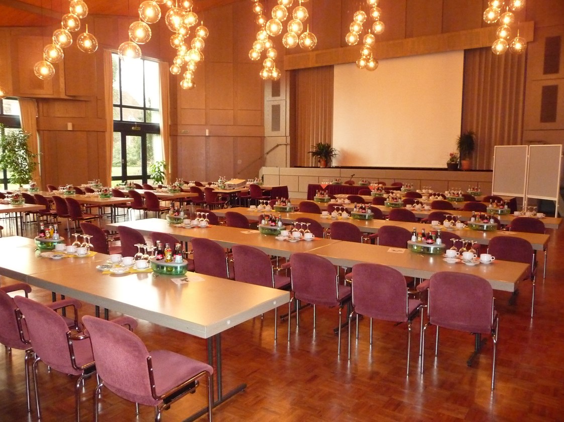 Seminarraum: Parlamentarische Bestuhlung - Potpourri - die Eventgastronomie im Kurhaus