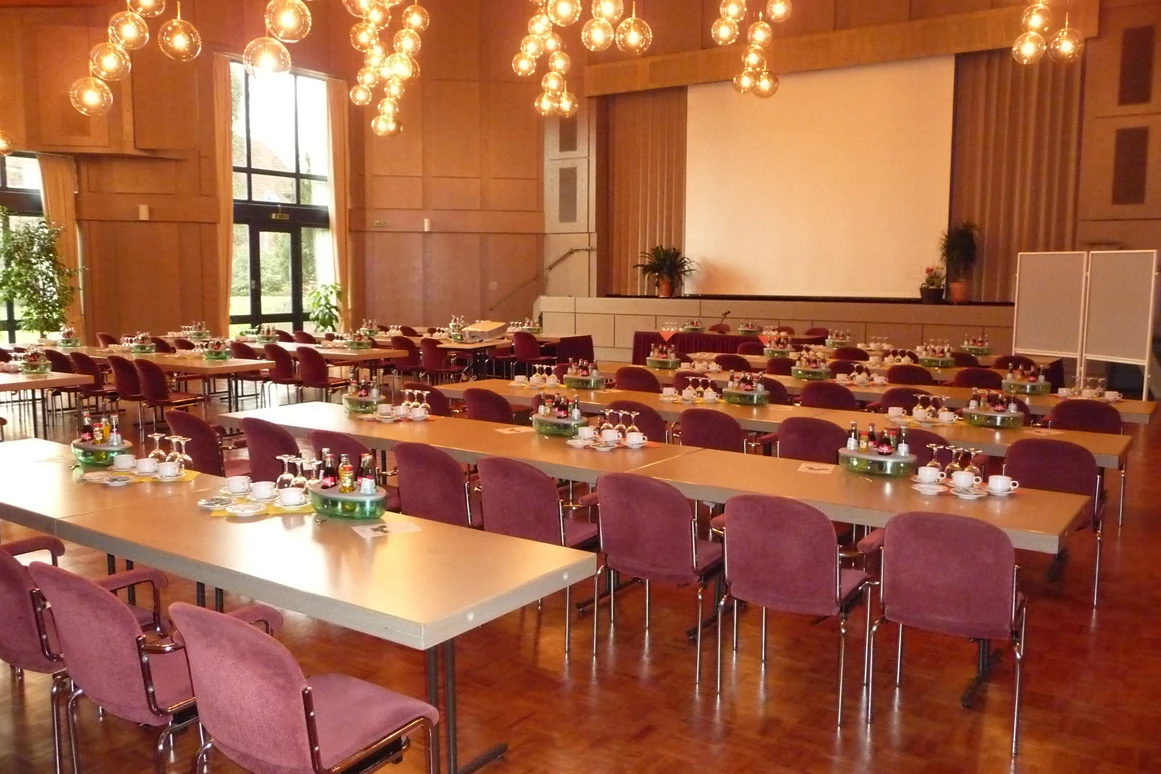 Seminarraum: Parlamentarische Bestuhlung - Potpourri - die Eventgastronomie im Kurhaus