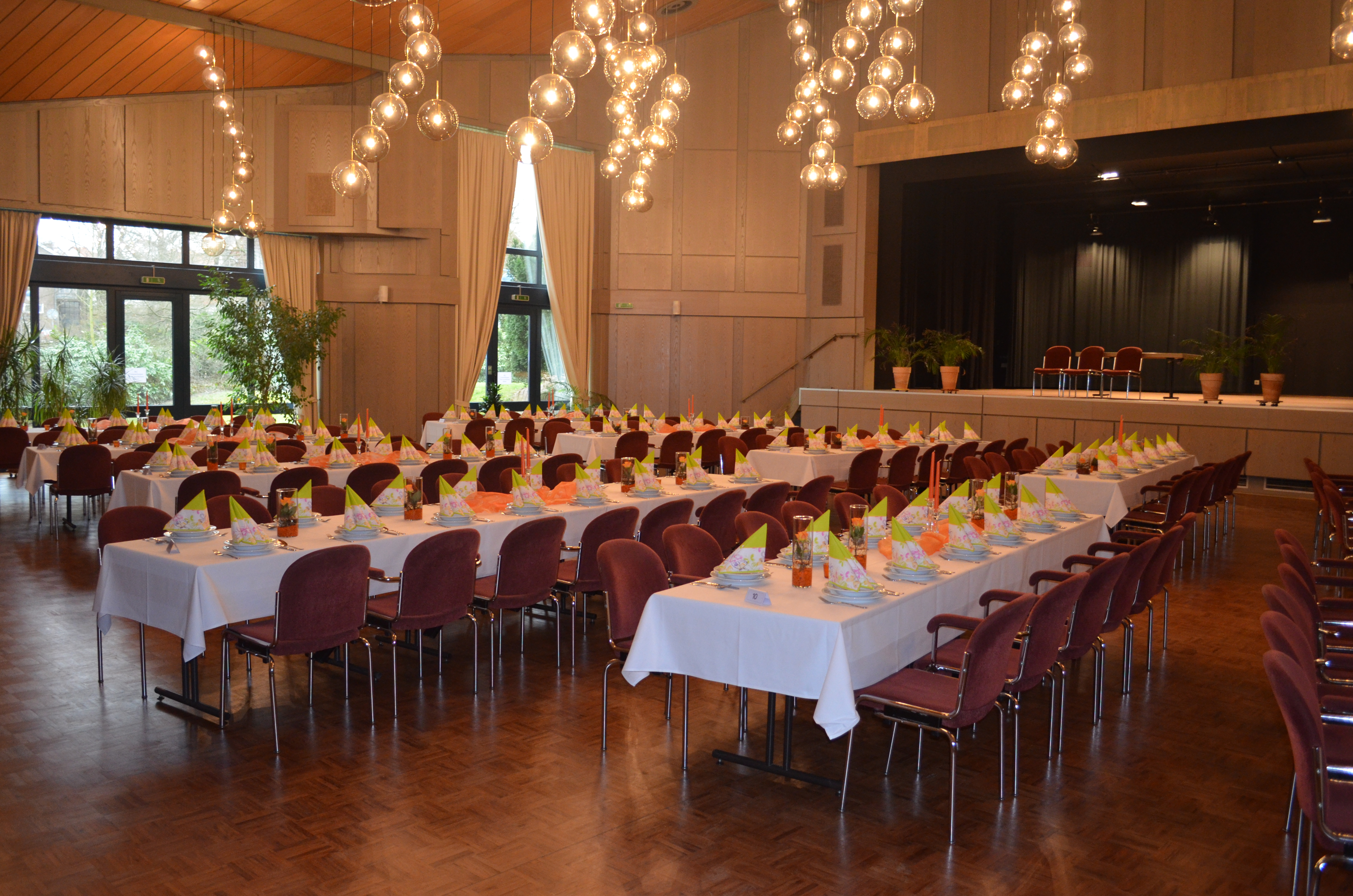 Tagungshotels - Portier: kein Portier - Bankettbestuhlung mit langen Tafeln - Potpourri - die Eventgastronomie im Kurhaus