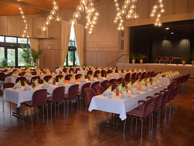 Seminarraum: Bankettbestuhlung mit langen Tafeln - Potpourri - die Eventgastronomie im Kurhaus