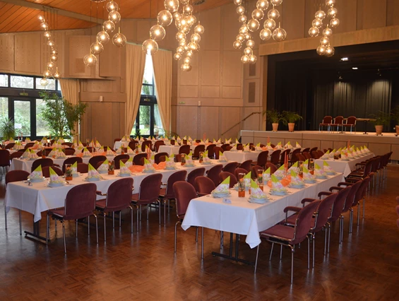 Seminarraum: Bankettbestuhlung mit langen Tafeln - Potpourri - die Eventgastronomie im Kurhaus