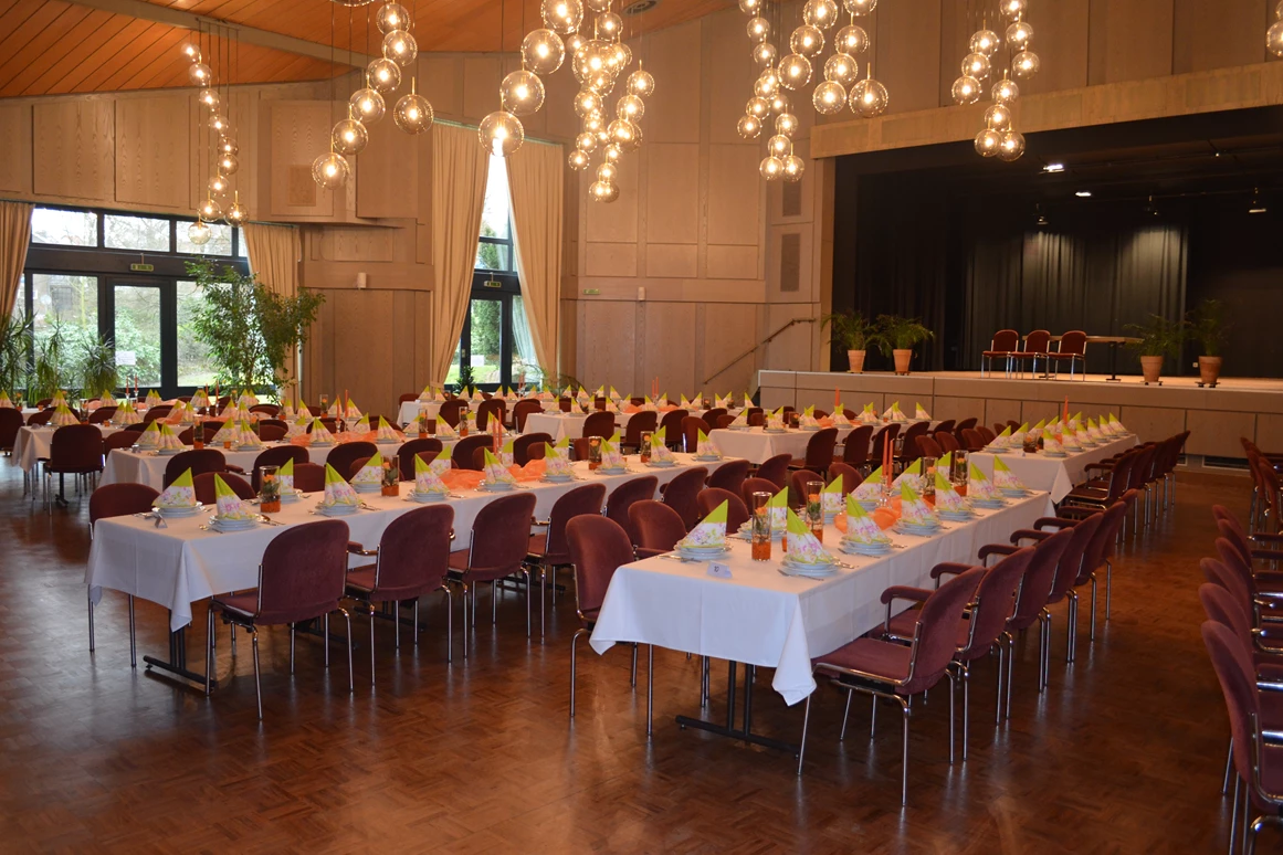 Seminarraum: Bankettbestuhlung mit langen Tafeln - Potpourri - die Eventgastronomie im Kurhaus