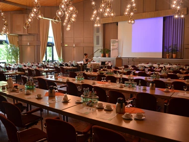 Seminarraum: Parlamentarische Bestuhlung - Potpourri - die Eventgastronomie im Kurhaus