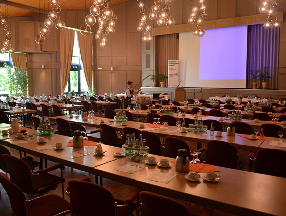 Seminarraum: Parlamentarische Bestuhlung - Potpourri - die Eventgastronomie im Kurhaus