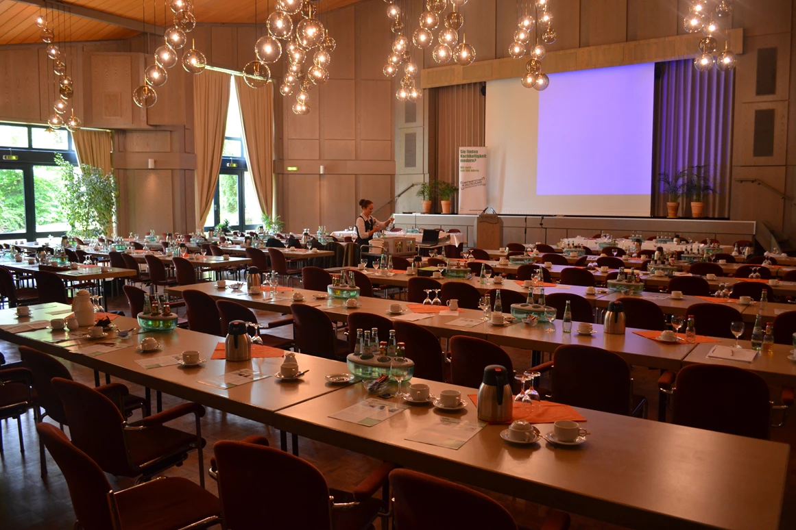 Seminarraum: Parlamentarische Bestuhlung - Potpourri - die Eventgastronomie im Kurhaus