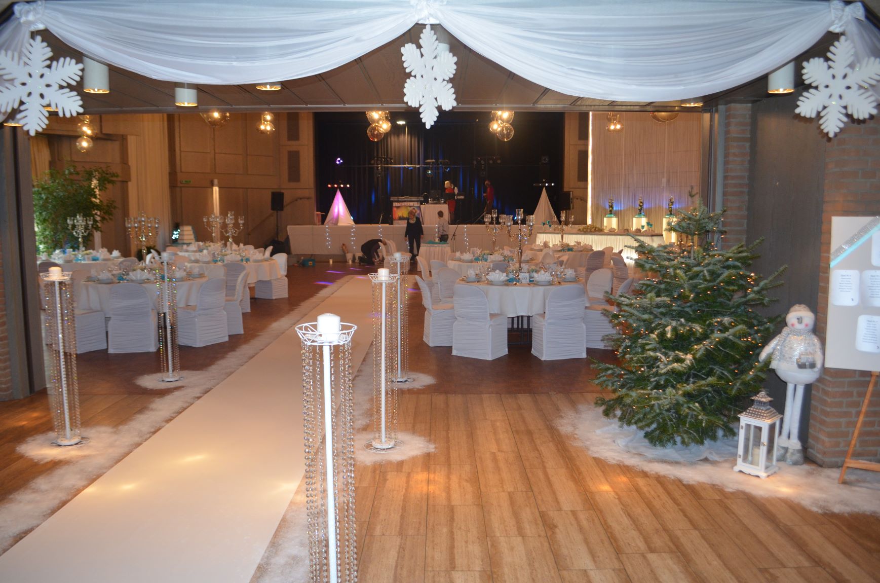 Seminarraum: Bankettbestuhlung mit runden Tischen - Potpourri - die Eventgastronomie im Kurhaus