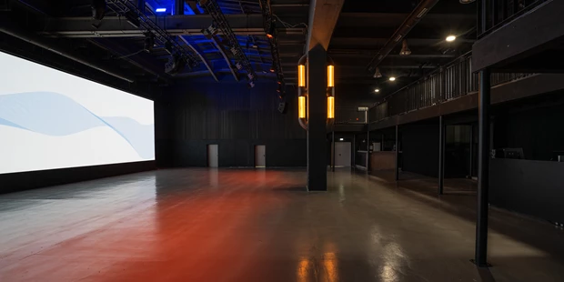 Tagungshotels - Beamer und Leinwand - Prägehalle mit LED-Wall - Alte Münze Berlin