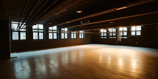 Tagungshotels - Beamer und Leinwand - Verpackungshalle - Alte Münze Berlin