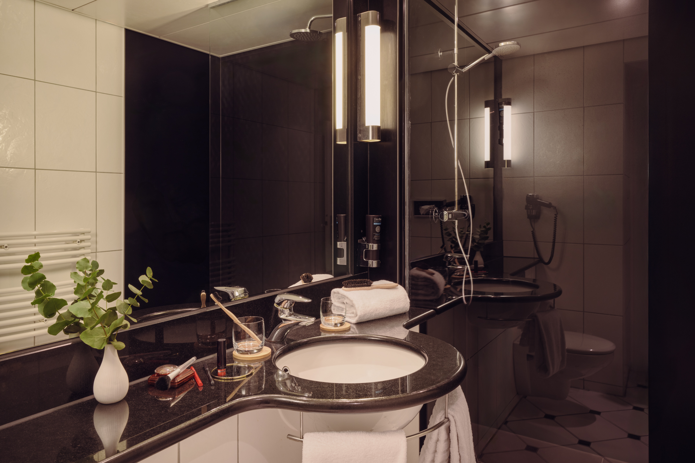 Seminarraum: Guest Room Bathroom - Hotel Mannheimer Hof - Leonardo Limited Edition