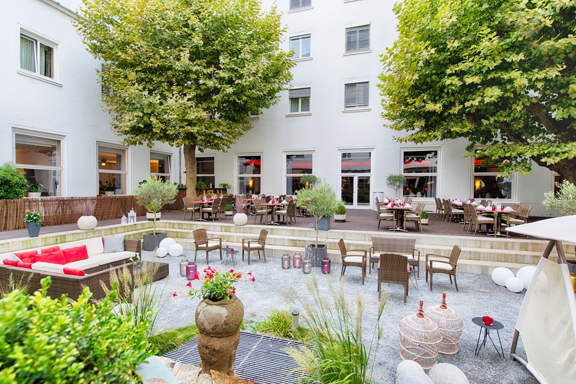 Seminarraum: Außenbereich im Hotel Innenhof, perfekt für Sommerevents oder eine Kaffeepause an der frischen Luft - Leonardo Royal Mannheim