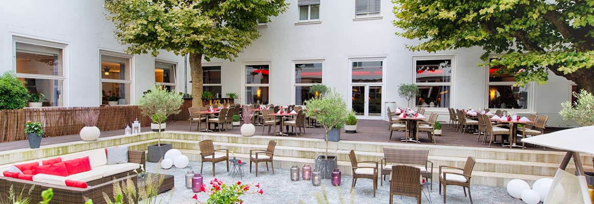 Seminarraum: Außenbereich im Hotel Innenhof, perfekt für Sommerevents oder eine Kaffeepause an der frischen Luft - Leonardo Royal Mannheim
