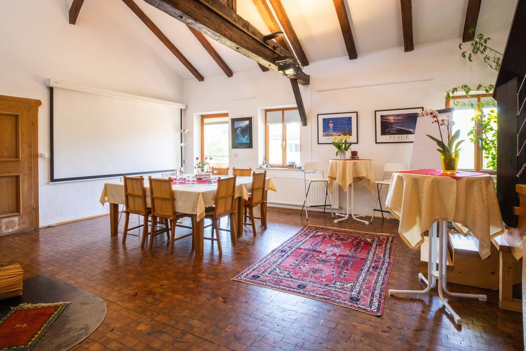 Seminarraum: Aufenthaltsraum mit Beamer  - Seminarhaus Schlehdorf am Kochelsee 