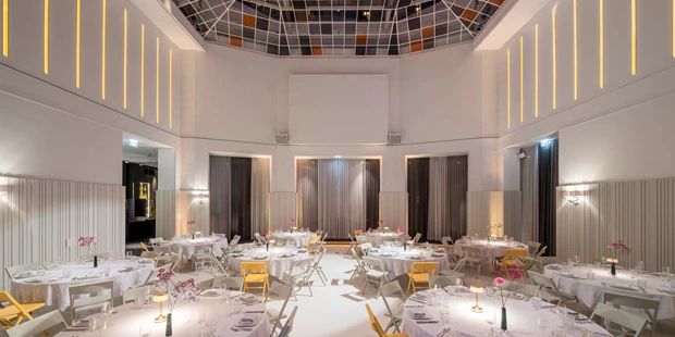 Tagungshotels - Portier: kein Portier - Gesamtansicht SAAL mit gedeckten Galatischen - SAAL der Labstelle