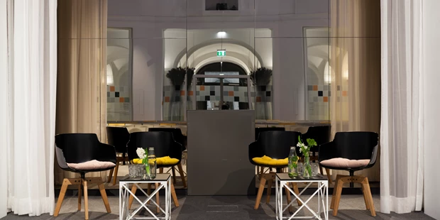 Tagungshotels - Portier: kein Portier - Podium und Lounge - SAAL der Labstelle