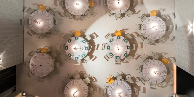 Tagungshotels - Portier: kein Portier - Gesamtansicht SAAL von oben mit Galatischen - SAAL der Labstelle