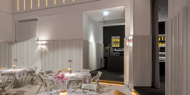 Tagungshotels - Portier: kein Portier - gedeckte Galatische, Bar im Hintergrund - SAAL der Labstelle
