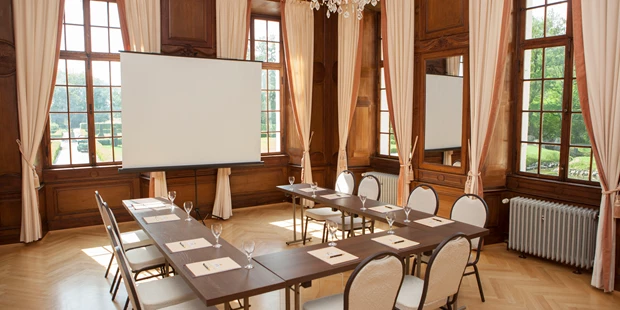 Tagungshotels - Beamer und Leinwand - kleiner Tagungsraum - Golf-Club Schloss Miel