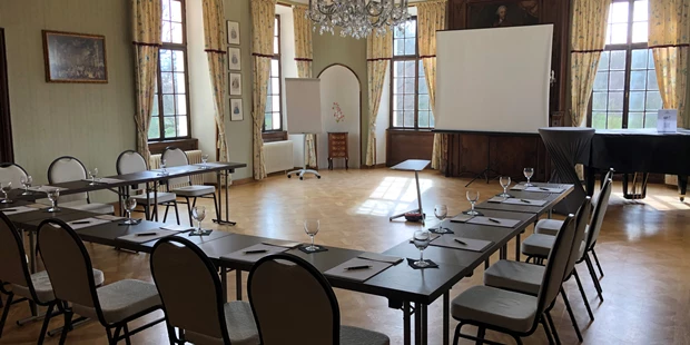 Tagungshotels - Beamer und Leinwand - großer Tagungsraum - Golf-Club Schloss Miel